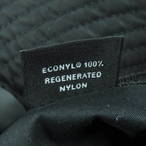 Prada 2 Hc137 re-nylon Triangle Logo Plate Triangle Plate Bucket Hat Black